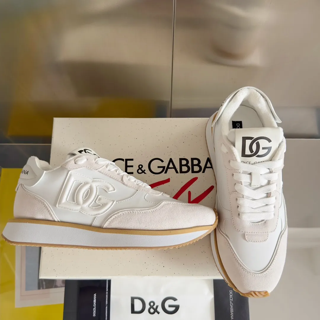 Factory P440💰D&G's latest Cushion series casual sports shoes, dad shoes, running shoes, original purchase and development, production, handmade, but always looking to the future. The new Cushion sneakers feature a two-tone suede upper accented by a mesh contrasting printed DG cross logo on the side. The lightweight, grippy rubber outsole adopts an innovative design to provide excellent performance, and the jacquard label adds timeless style. Exquisite packaging at the delivery counter🛍📦 ▪️ Fabric: Original custom-made first-layer cowhide ▪️ Lining: Original custom-made breathable towel lining ▪️ Sole: Original open-molded rubber material ▪️ Bottom thickness: 3.5CM ▪️ Size: Men's 38-45